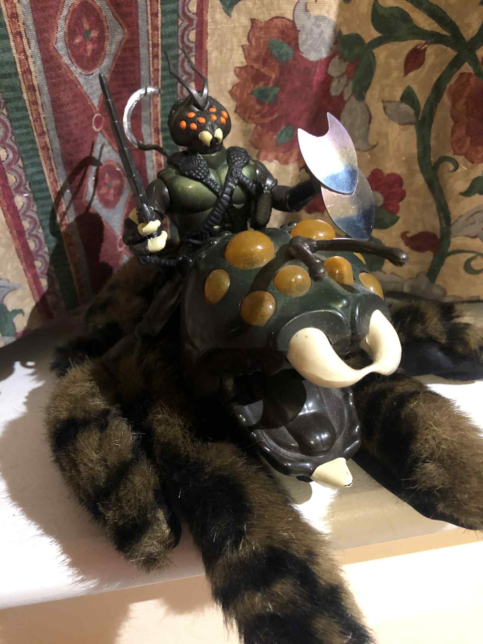 The spiderlike Skulk atop his spiderlike steed, Trancula, wielding a sword and shield, ready to defend the side of good. Because of course he went to the side of good in my hands lol.